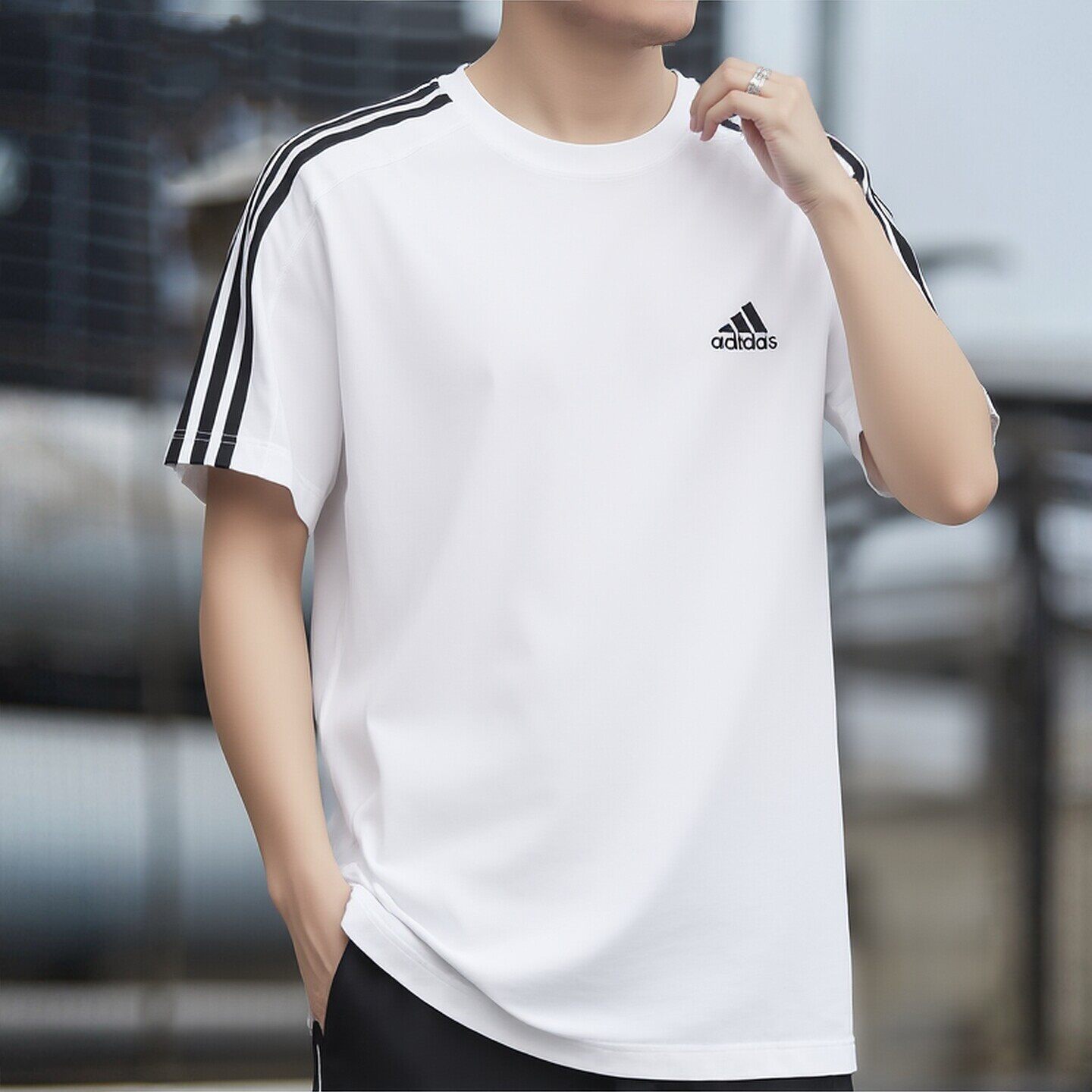 阿迪达斯白色棉质短袖休闲t恤男圆领宽松黑白拼色上衣运动半袖