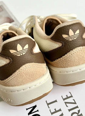 阿迪达斯男女鞋Courtic三叶草低帮复古撞色翻毛皮情侣板鞋JQ3152