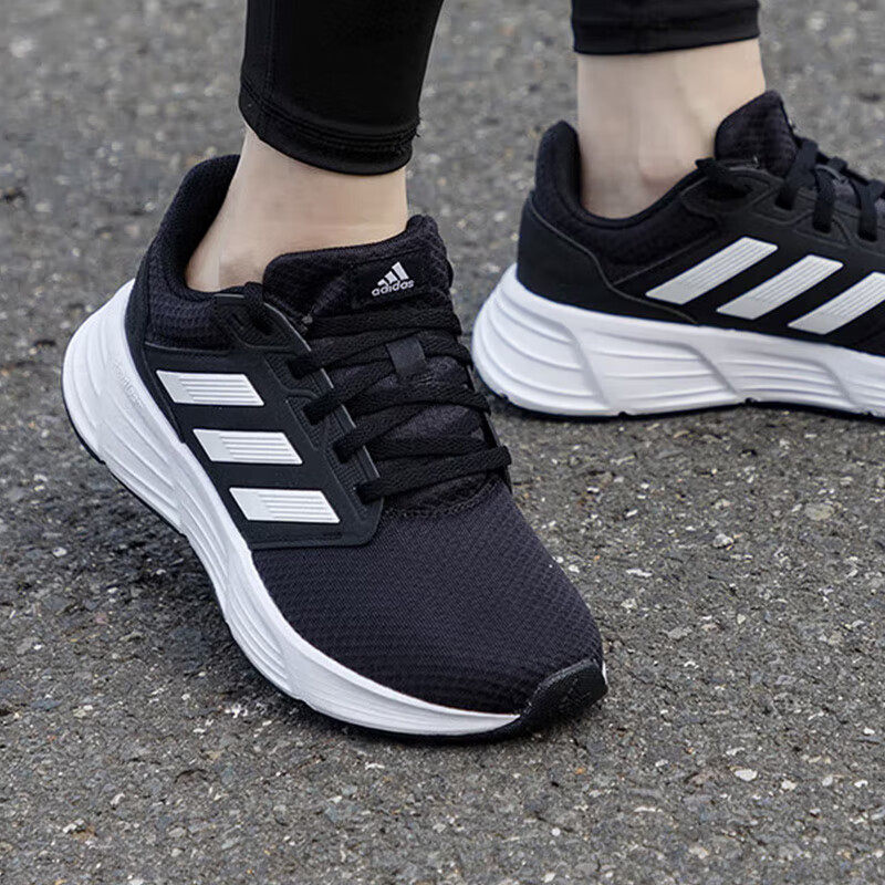 阿迪达斯女鞋夏季新款黑白色休闲鞋百搭防滑轻便网面透气运动鞋