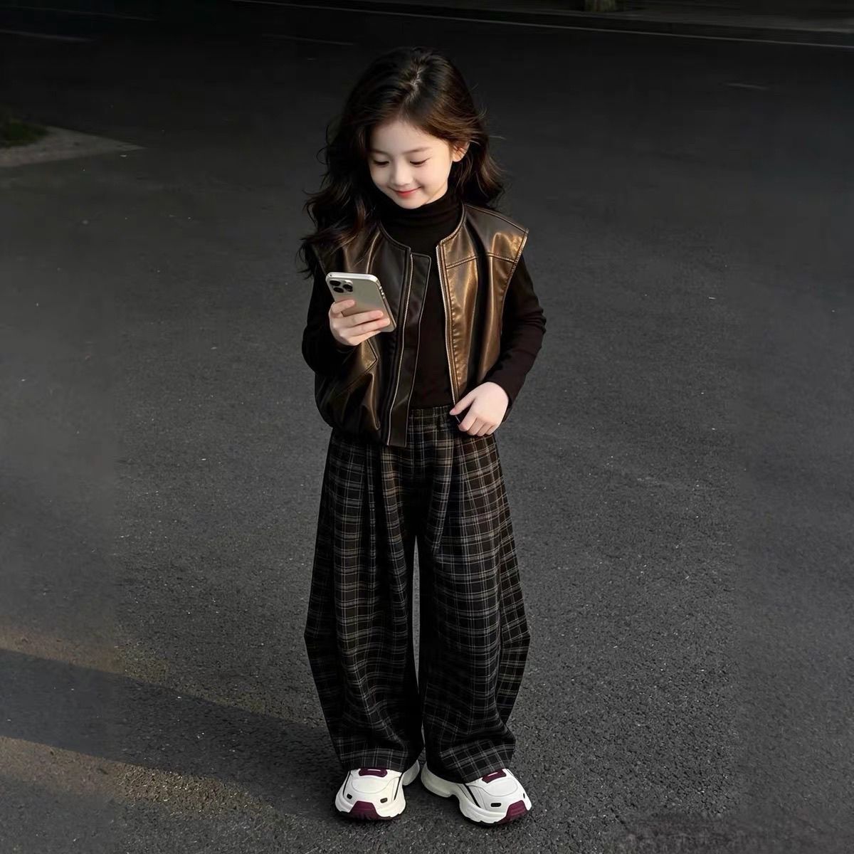女童皮马甲套装秋季时尚新款2026女大童皮衣夹克儿童格子直筒裤子图片