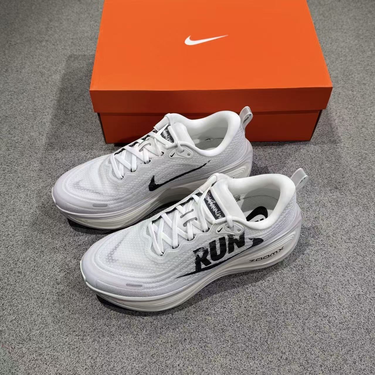 正品耐克男子公路跑步鞋