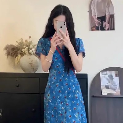 2025超火蓝色v领碎花连衣裙