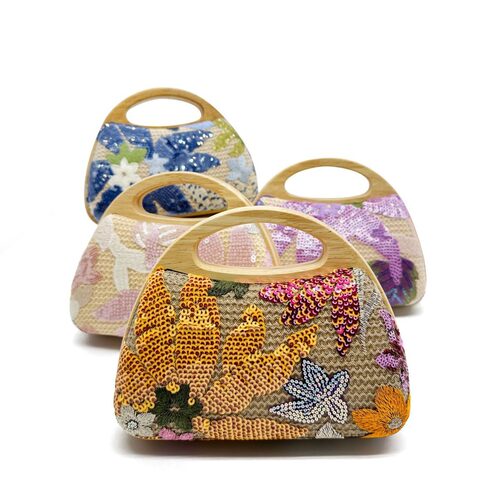 Holding a straw woven bag at the banquet宴会手拿草编包
