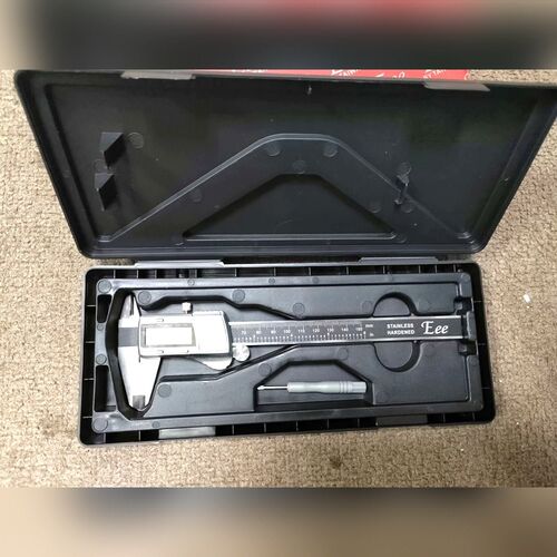 台湾数控工具Eee电子数显游标卡尺0-150mm公英制数显卡 议价