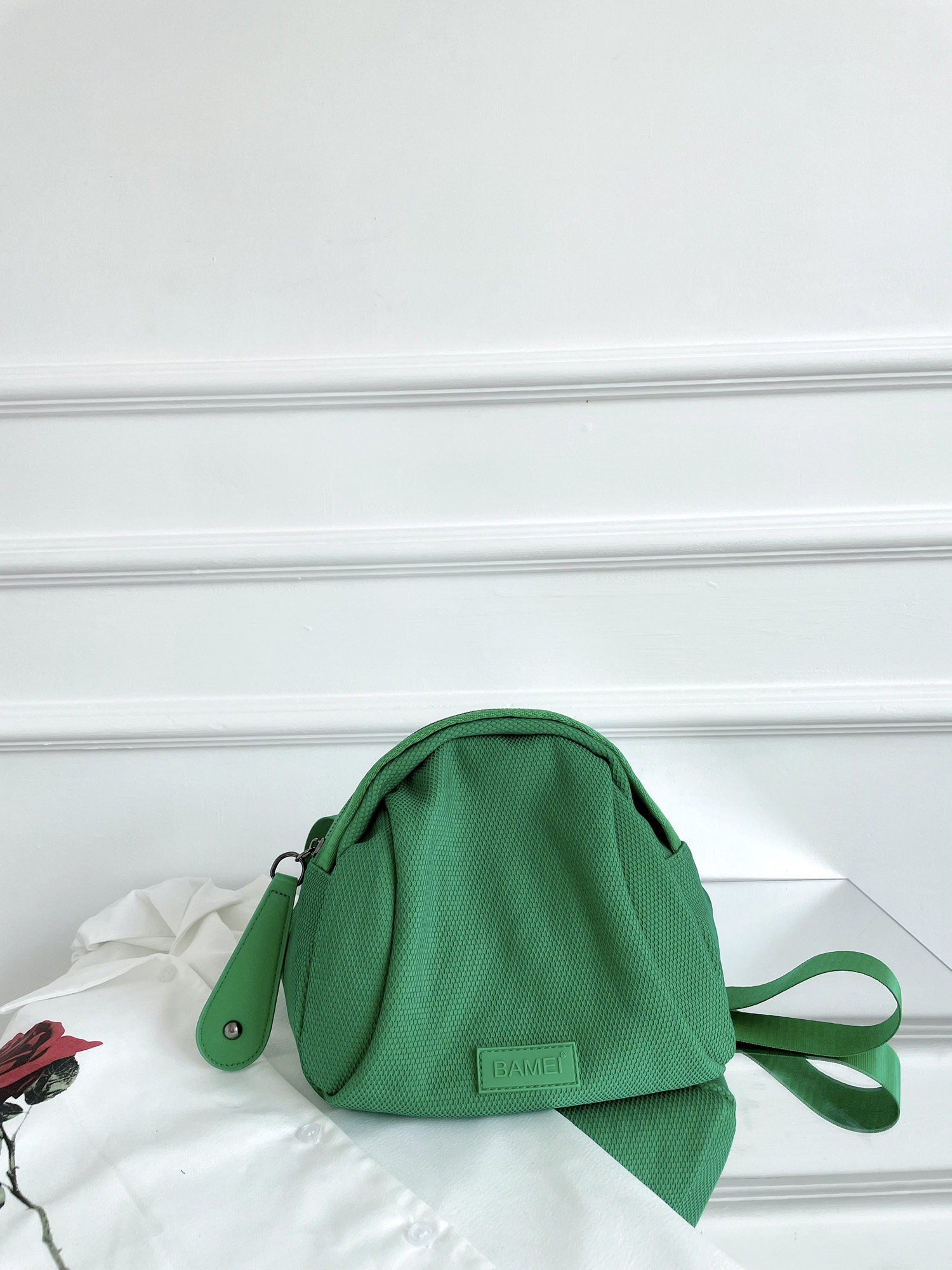 轻便贝壳包女宽肩带斜挎包尼龙布包甜酷小众设计款潮2023新款韩版