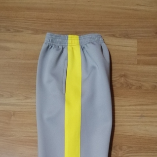 定做校服裤子中小学银灰浅灰色光面春秋季运动裤黄底宽黄边校裤