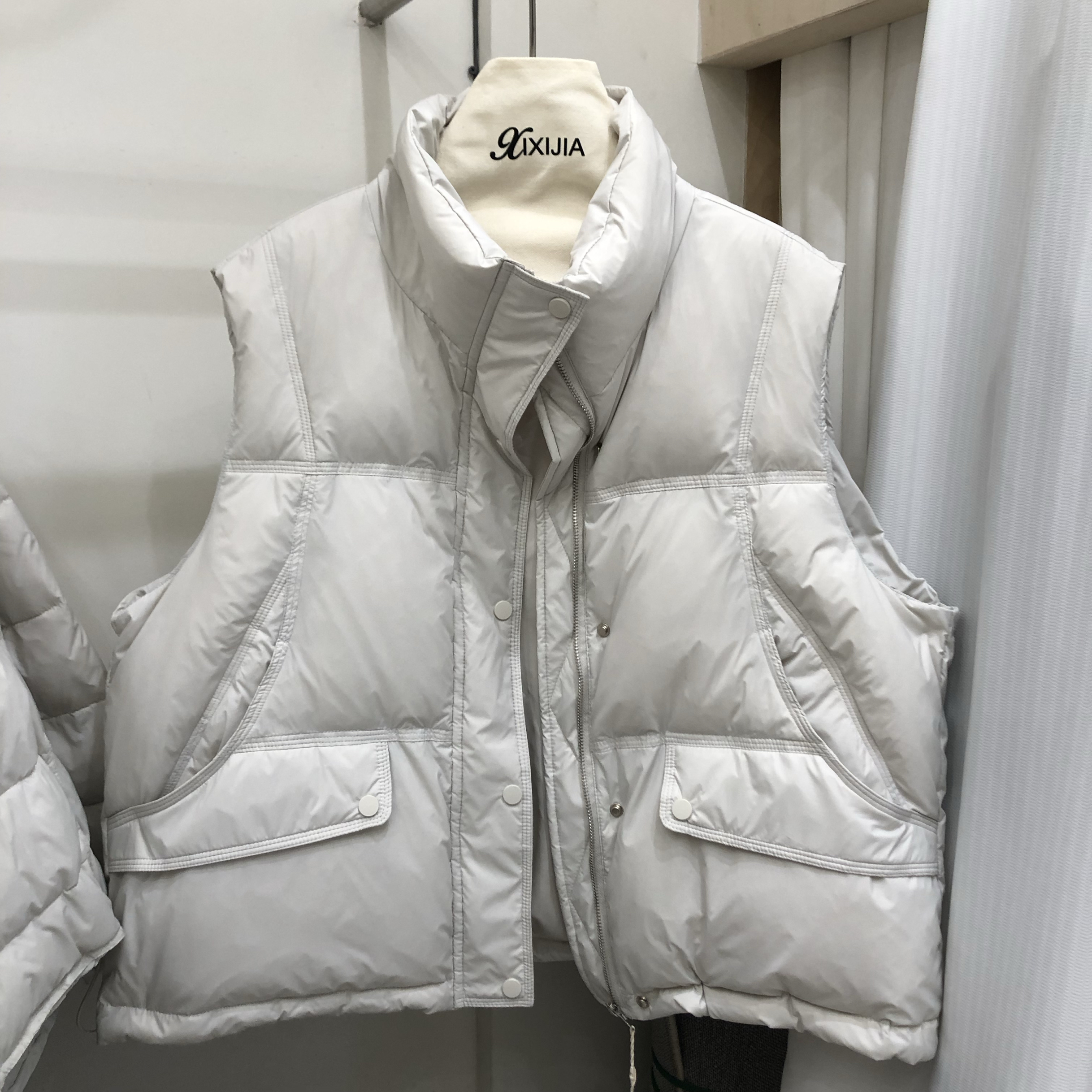 2025冬季韩版百搭立领宽松显瘦白鸭绒羽绒马甲女设计感马夹外套