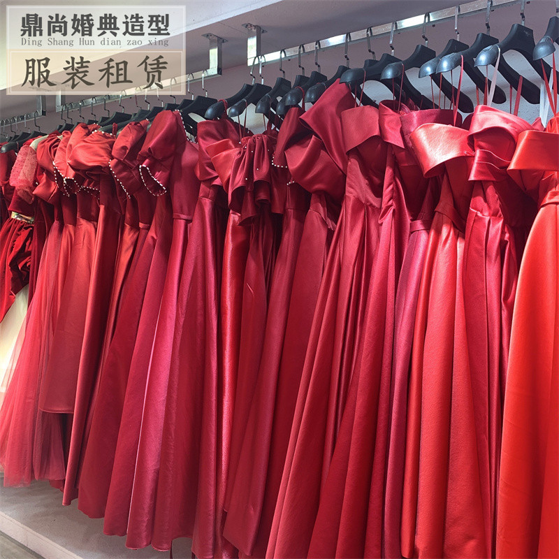 高端新娘敬酒服出租一字肩晚礼服酒红色礼服租赁结婚红裙子租显瘦