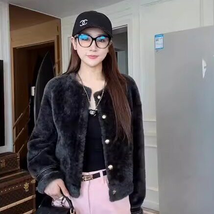 高端欧货2高级感机车时尚简约皮毛一体上衣女短款羊剪毛皮草外套