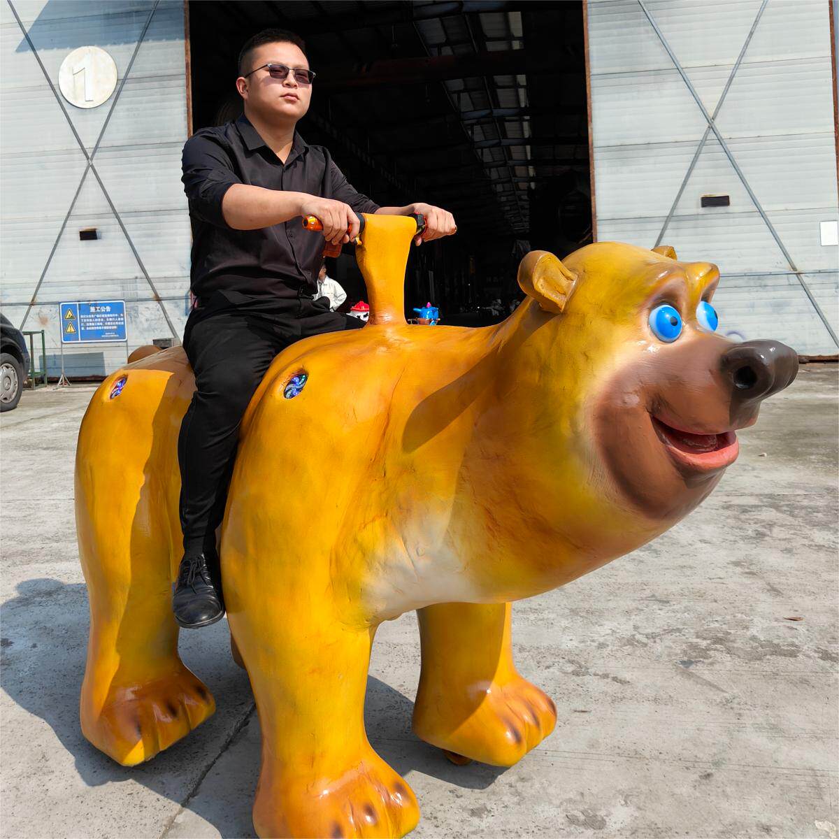 大版儿童熊出没广场电瓶车商场摆摊游乐设备发光卡通动物电动车