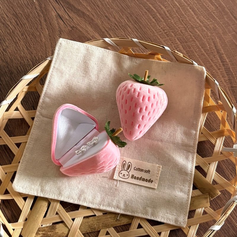 粉色草莓戒指饰品手链项链表白复古好看草莓戒指盒