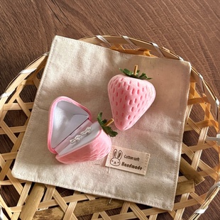 粉色草莓戒指饰品手链项链表白复古好看草莓戒指盒