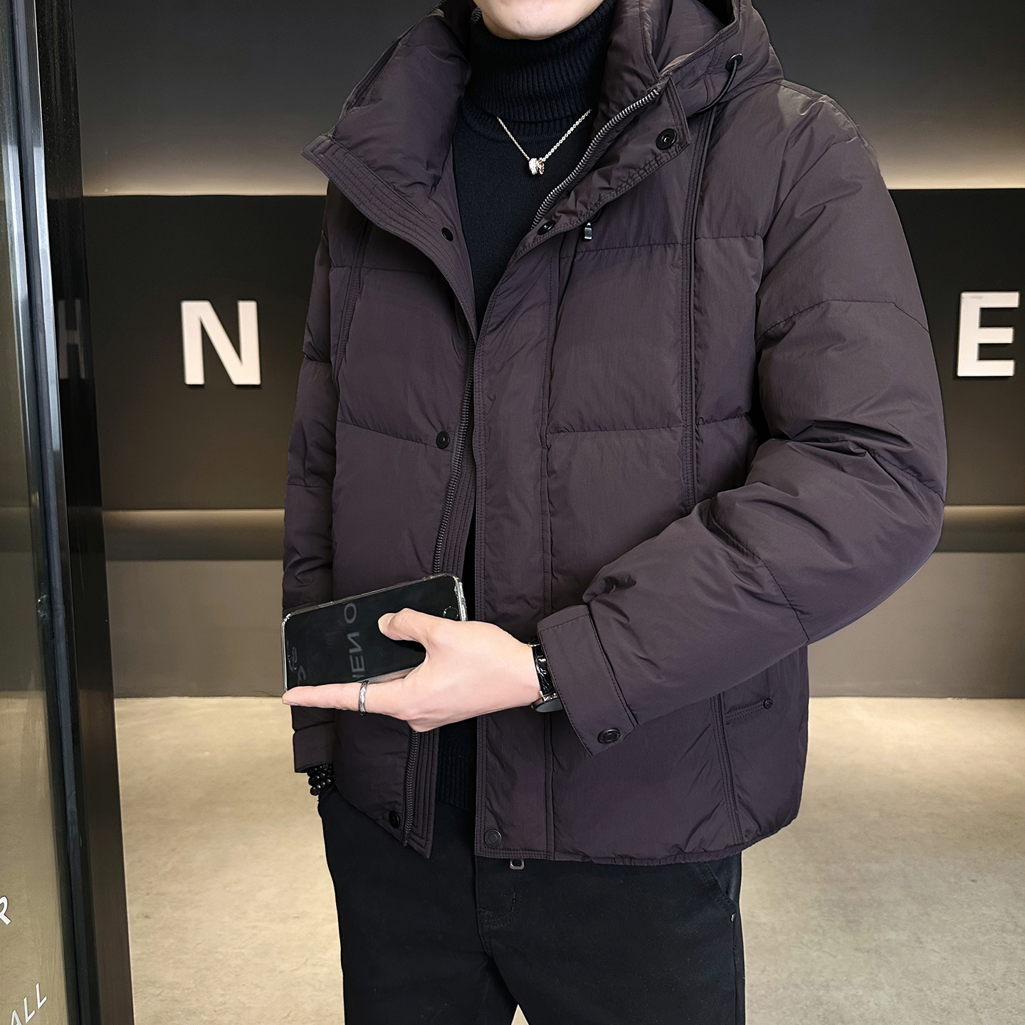 白鸭绒羽绒服冬季男加厚高充绒量纯色连帽大码短款外套2025新款潮