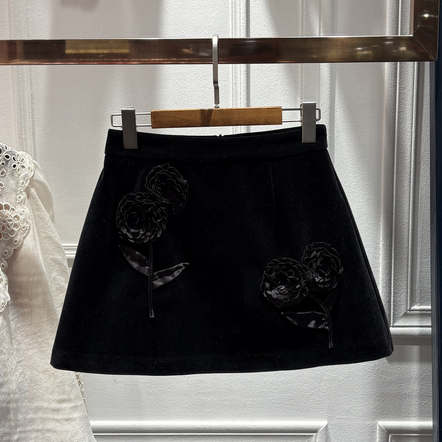 南油2025秋冬新品女显瘦小黑裙小个子立体花朵A字丝绒短裙半身裙