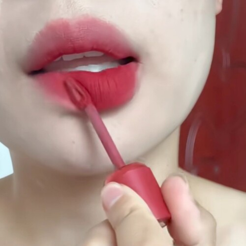显白到发光！木柯诗唇霜v04蓝调正红色黄皮口红不沾杯唇釉哑光