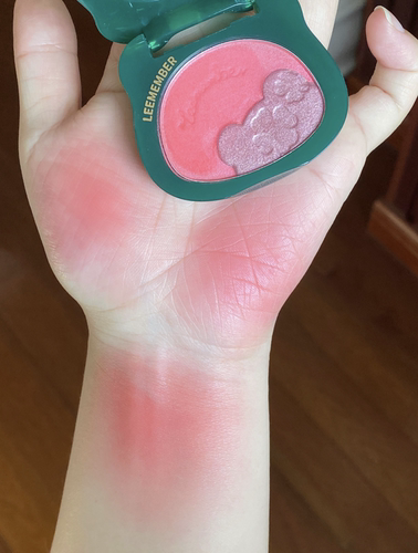 荔萌四叶草圣诞限定cm02草莓粉黄皮红酒色气血感韩系纯欲缎光腮红