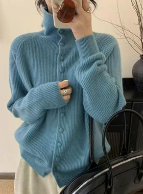 2025冬季今年流行蓝色坑条高领包扣针织开衫韩系时尚显白软糯毛衣