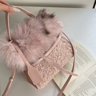 2025秋冬新款软毛配皮女包锁扣托特包拼接单肩手提包潮包斜跨包