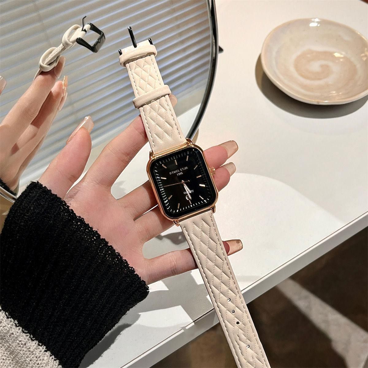 新款高颜值女士手表学生方形复古简约日历时尚休闲小香风石英女表