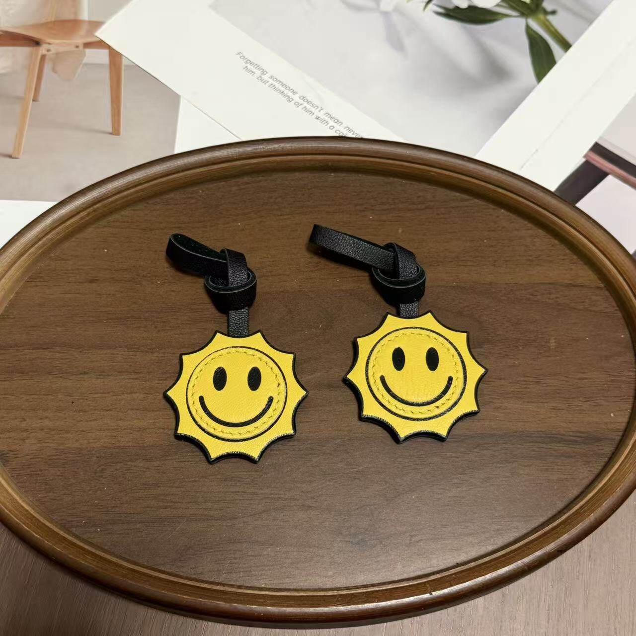 小太阳笑脸新款小羊皮个性真皮手工包挂件书包挂饰