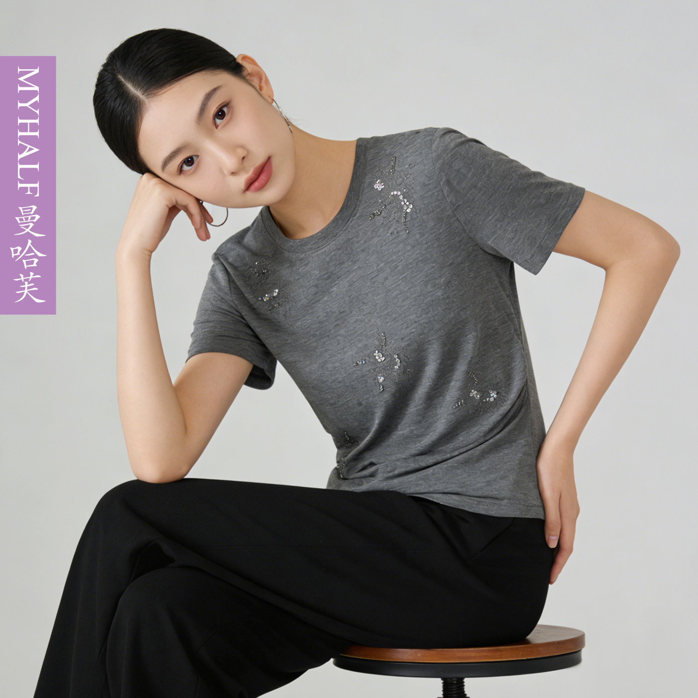 曼哈芙2026夏圆领钉珠短袖T恤气质显瘦设计感短款上衣女士莱赛尔