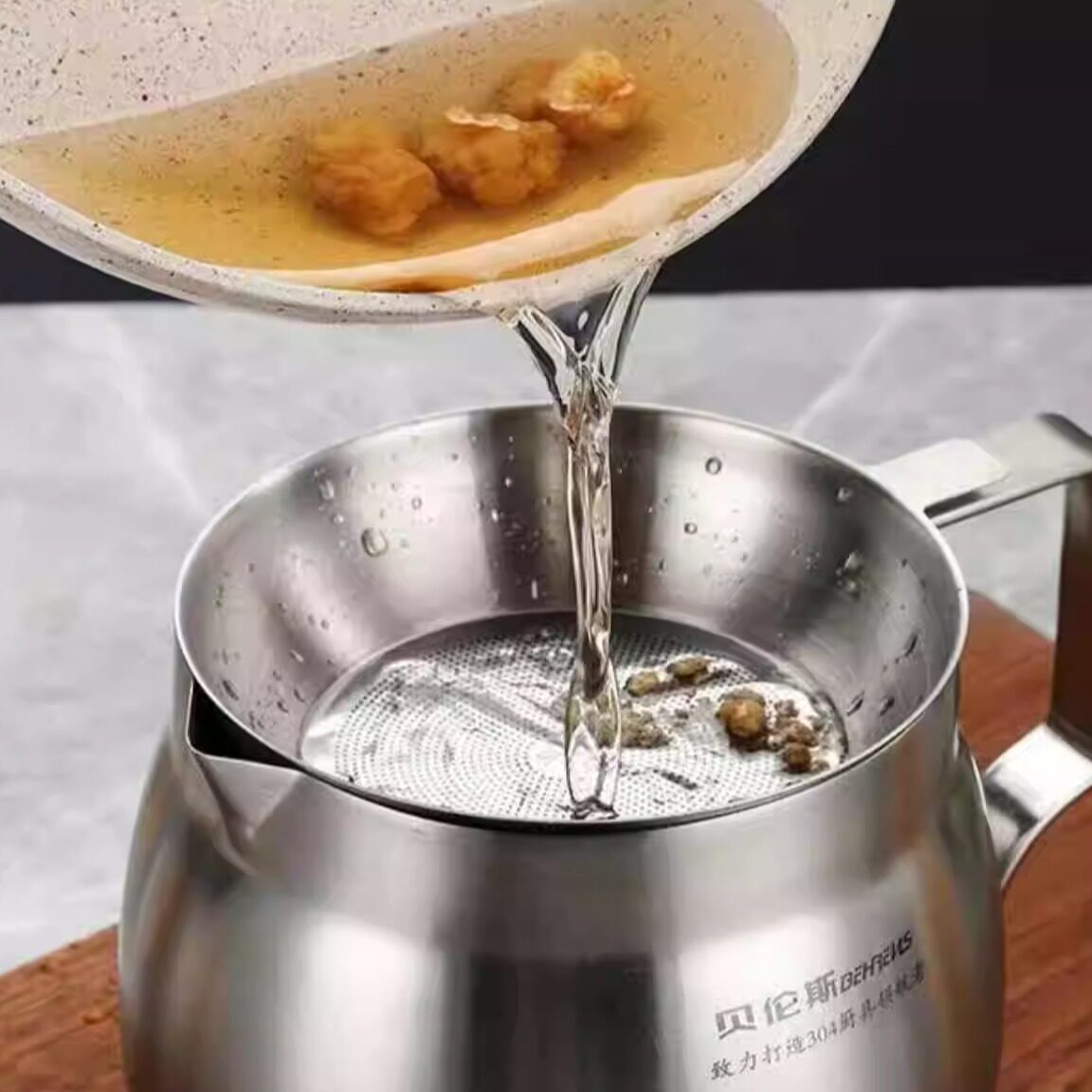 304砂光弧形不锈钢贝贝滤油壶1.6L厨房防漏油罐家用加厚炒菜壶