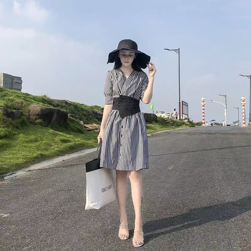 时尚简约条纹连衣裙女2025夏季新款法式复古气质通勤收腰拼接裙子