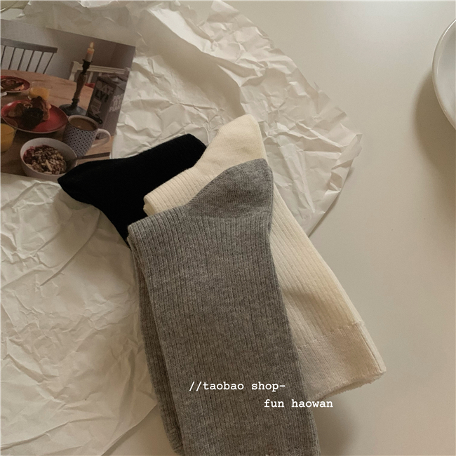 穿不厌的黑白灰色系中筒袜女