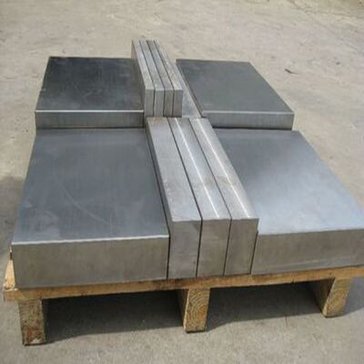 6CrMnSi2Mo1V圆棒高强韧性耐冲击工具钢板70MnMoCr8光圆黑皮钢棒