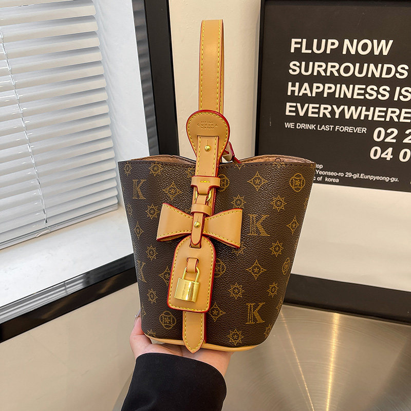 轻奢时尚女包包2025新款小众菜篮子水桶包女士洋气百搭单肩斜挎包,箱包皮具/热销女包/男包,水桶包,淘宝优惠券,粉丝福利购,淘宝优惠卷