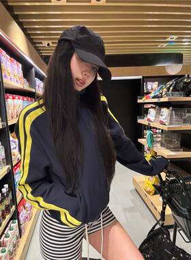 早秋复古美式休闲运动风撞色两条杠长袖卫衣女搭配条纹包臀短裤子