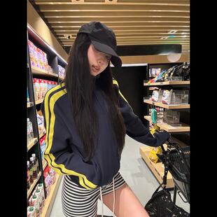早秋复古美式休闲运动风撞色两条杠长袖卫衣女搭配条纹包臀短裤子