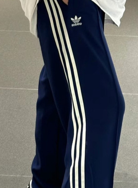 阿迪达斯三叶草2025夏男子梭织宽松三条杠运动休闲直筒长裤IM9471