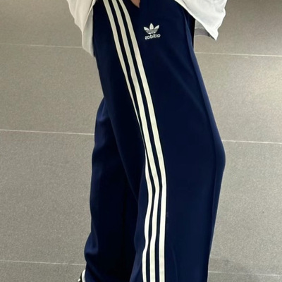 阿迪达斯三叶草2025夏男子梭织宽松三条杠运动休闲直筒长裤IM9471