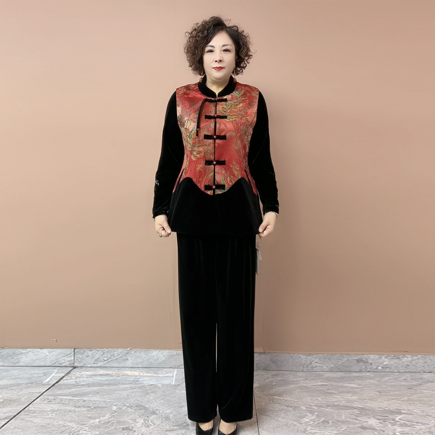 中年妈妈国风缎面提花马夹春装新款50-60岁盘扣坎肩小衫裤子套装