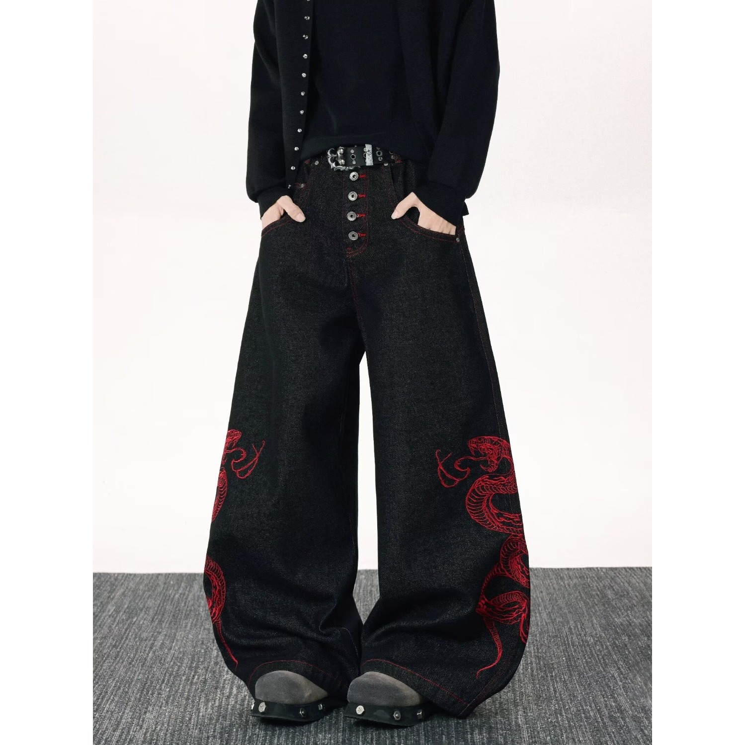 港风潮牌个性刺绣牛仔裤