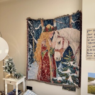 捷克穆夏风格 斯拉夫民族油画 冬季温暖氛围感白马少女装饰挂毯
