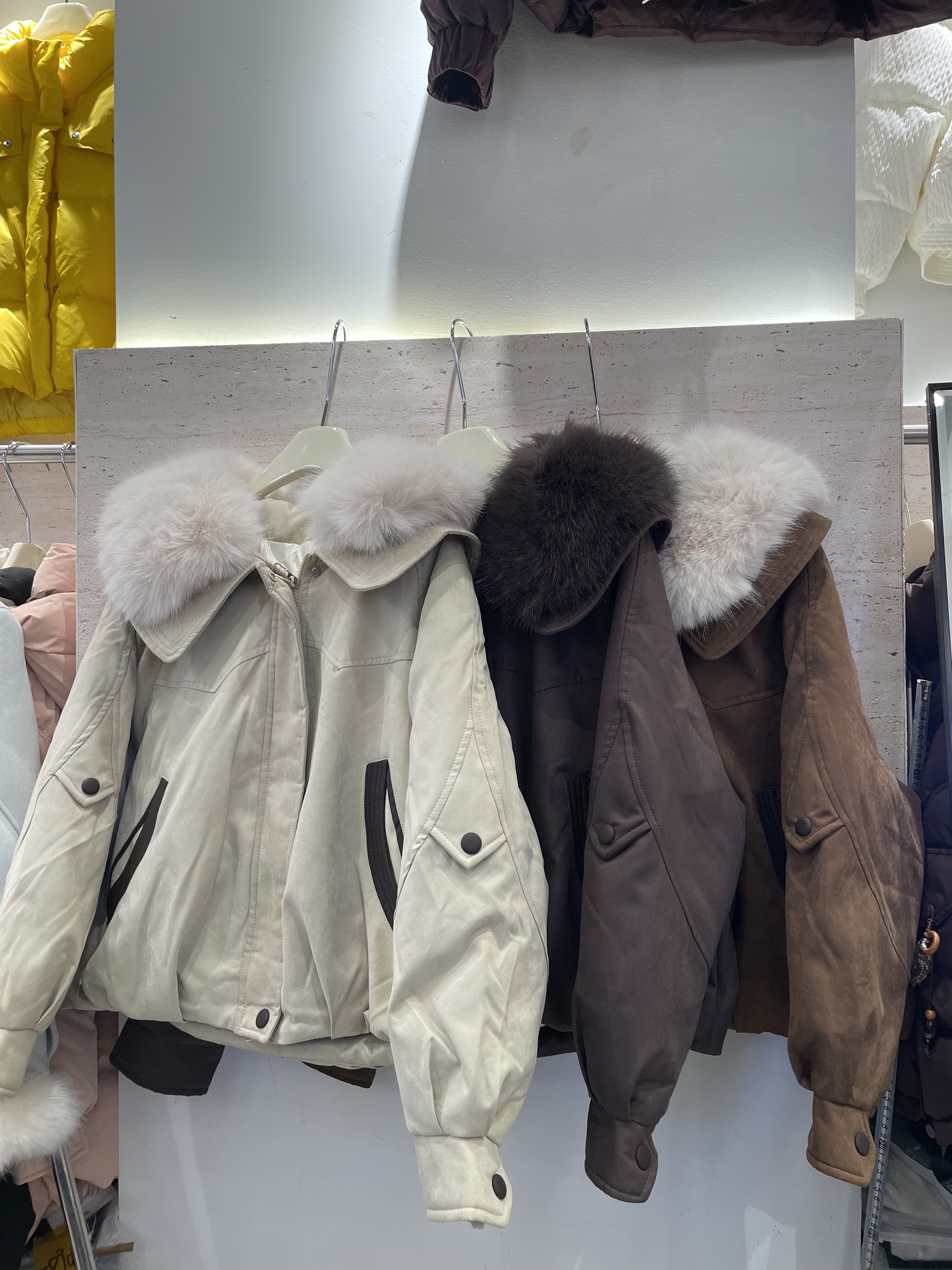 喆牌服饰2509冬季新品加厚毛领皮草云绒服外套女时尚保暖短款外套