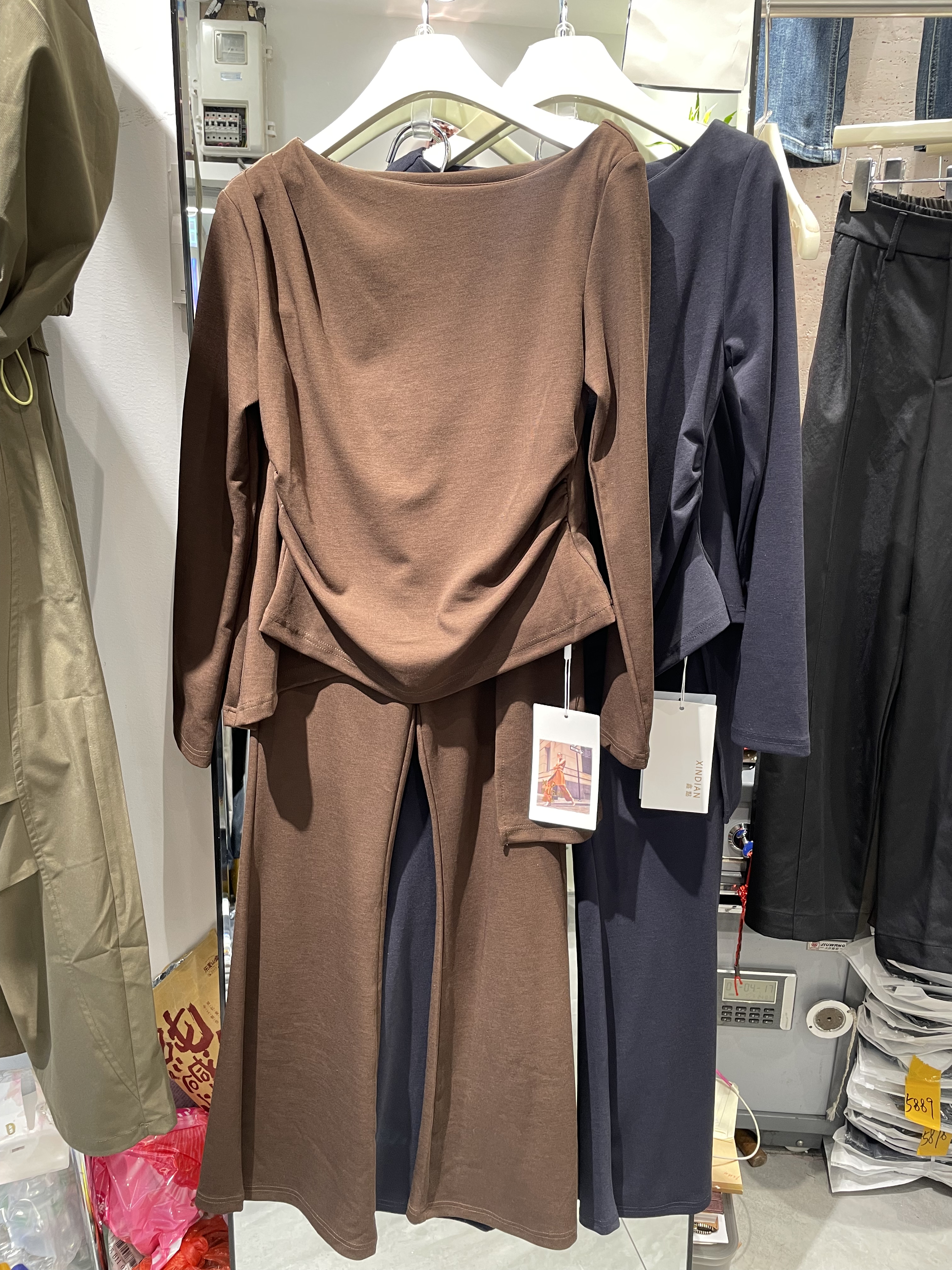 鑫點8605秋法式慵懒风不规则斜肩t+拼接屁帘裙喇叭长裤洋气女套装