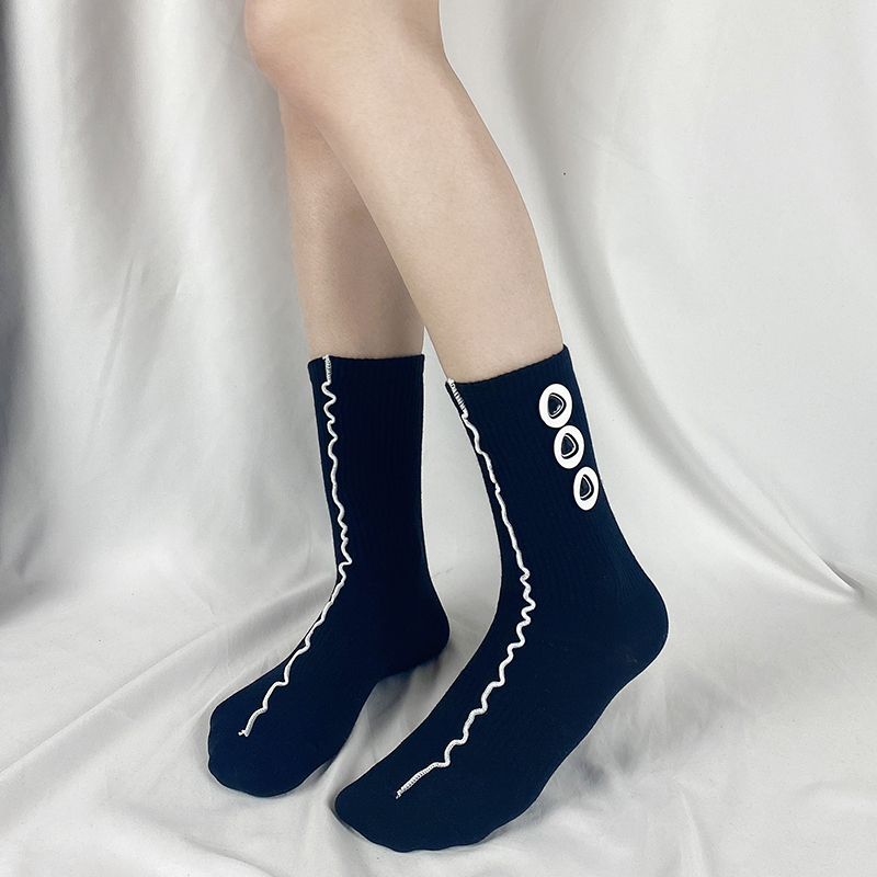 个性韩版纽扣装饰款女式中筒袜运动长袜简约条纹袜子纯色街拍潮袜