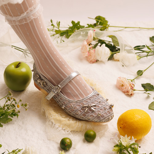 银色串珠蝴蝶结渔网钩编织单鞋