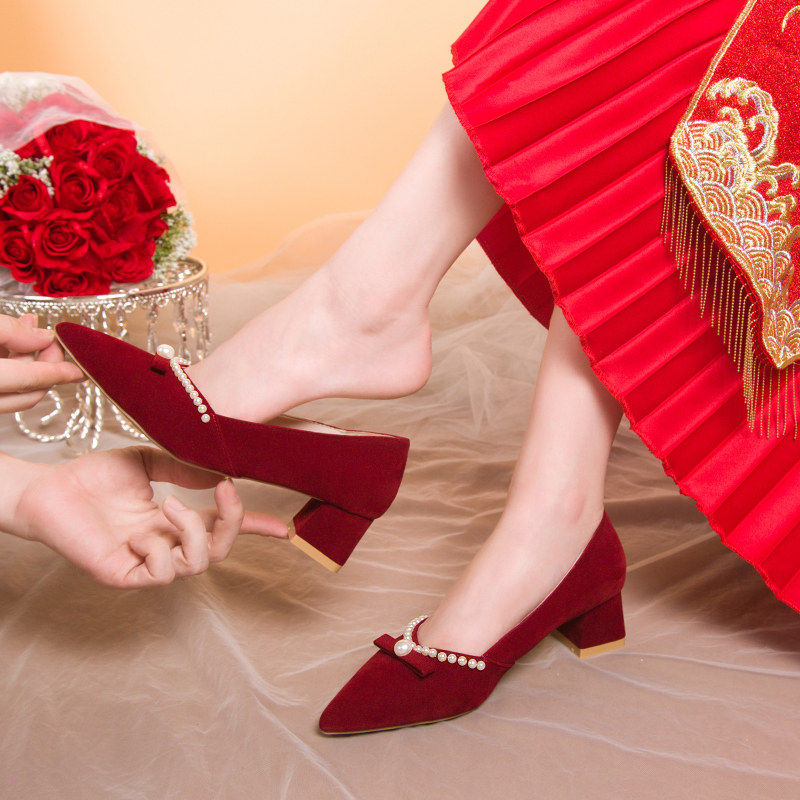 珍珠婚鞋高级感秋季女新娘鞋粗跟不累脚红色高跟鞋孕妇秀禾服单鞋