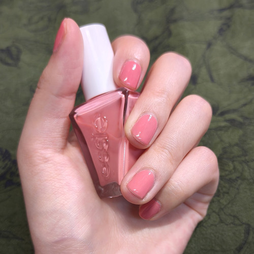 ESSIE扭扭瓶53三文鱼粉指甲油