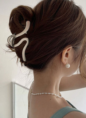 小众设计线条金属质感大号抓夹新款高级感后脑勺盘发鲨鱼夹女头饰