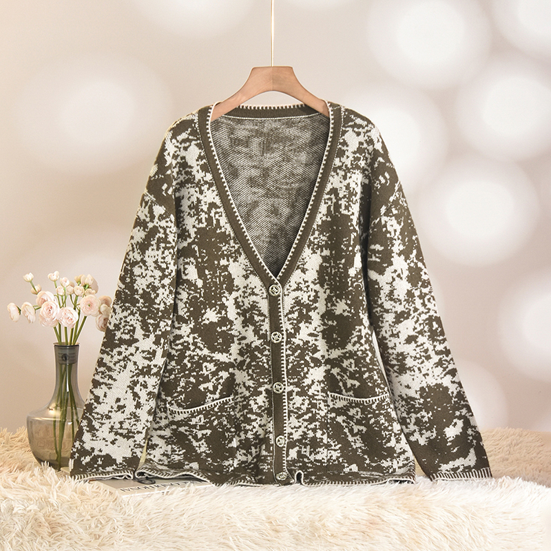 花色上衣含羊毛针织外套