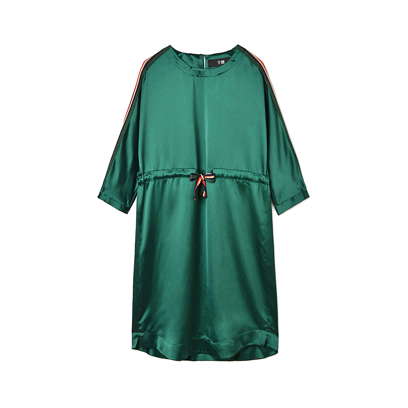 蝙蝠袖缎面气质连衣裙