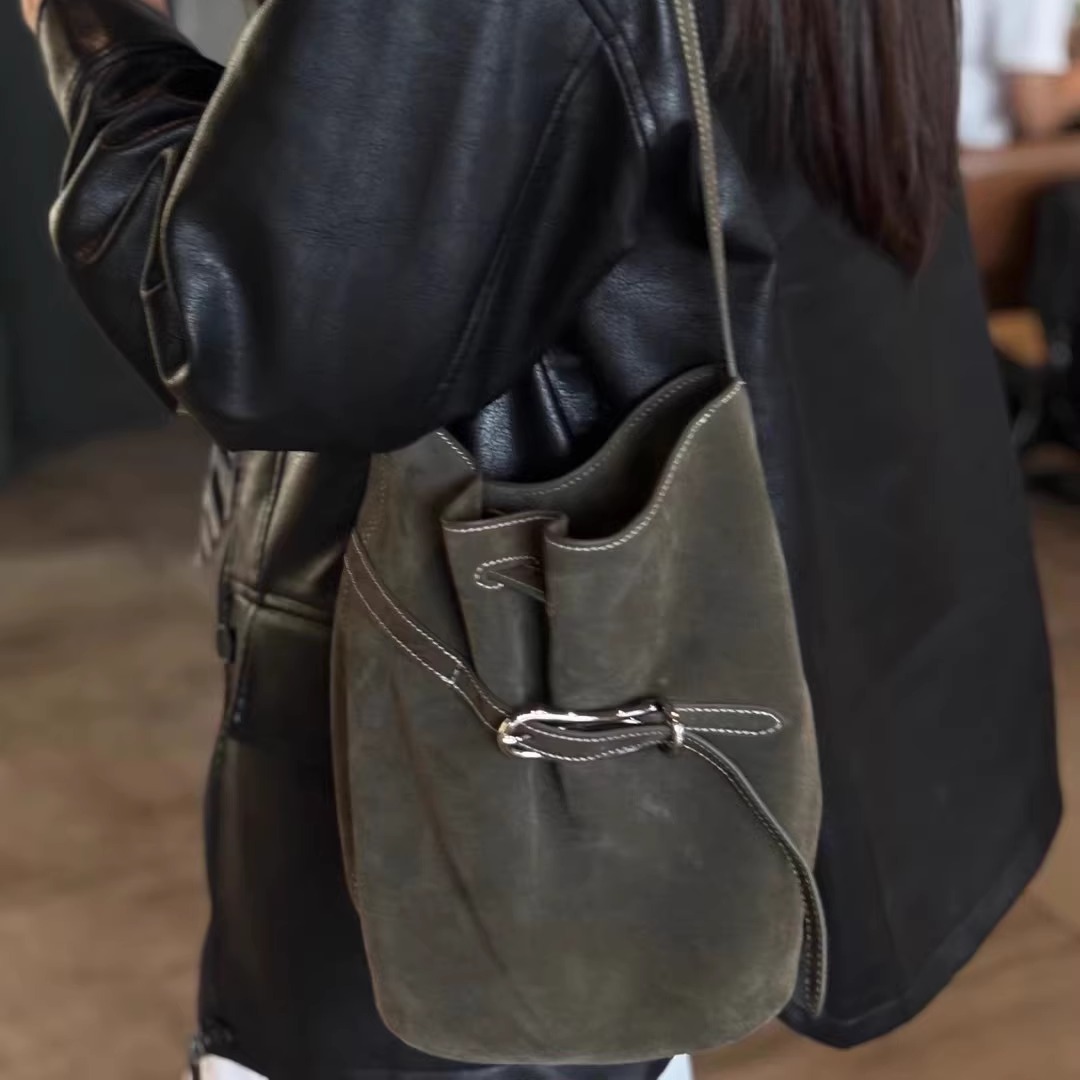 小众设计法式复古磨砂皮带装饰扣2025新款腋下背通勤单肩包水桶包