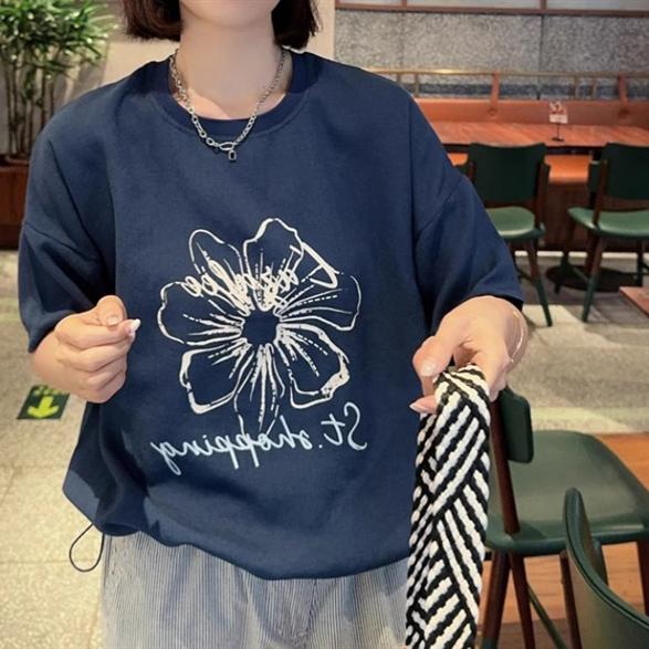 韩国东大门女装夏季轻薄透气花朵字母印花深蓝色落肩棉麻短袖T恤图片