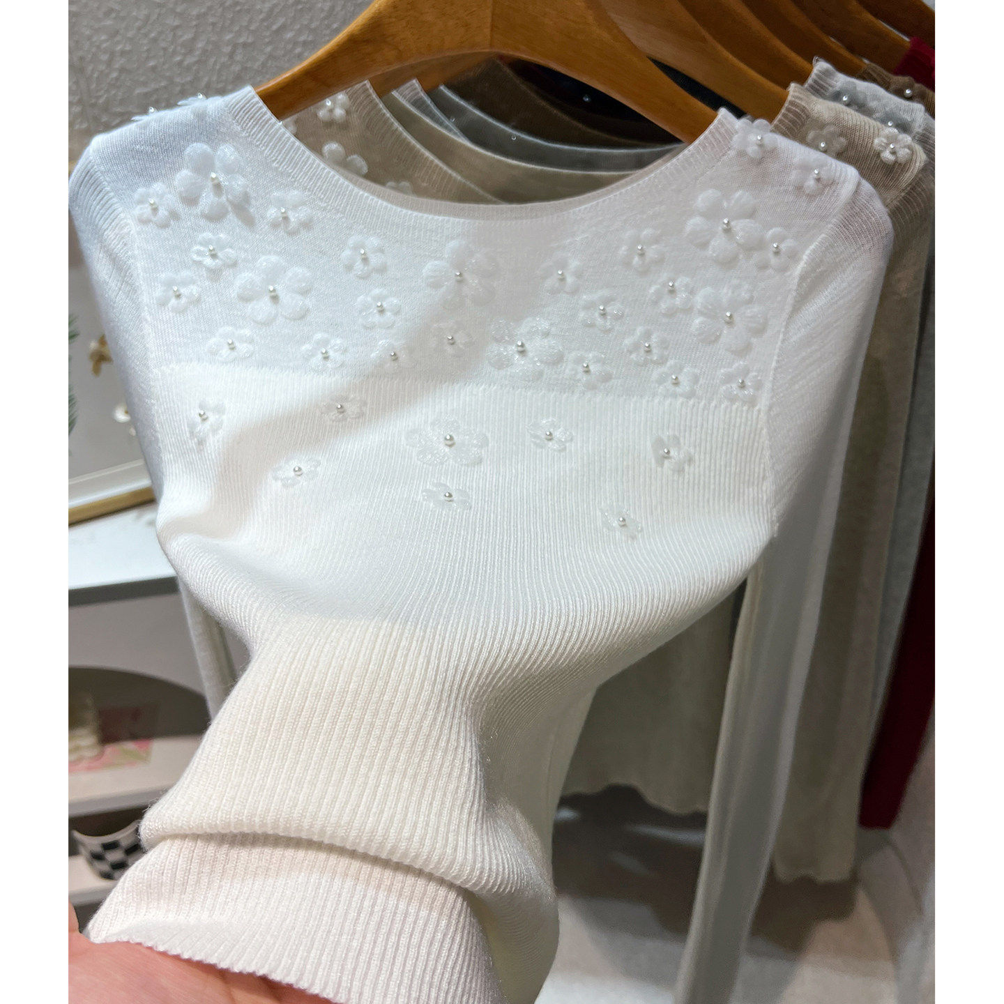 钉珠花朵一字领针织衫女高级感钻饰内搭打底衫白色休闲毛衣上衣