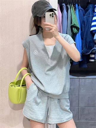 灰色v领盐系时尚休闲运动套装女夏季设计感短袖t恤+阔腿裤两件套